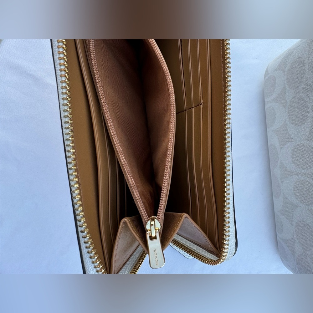 White Coach Bucket Bag with matching wallet - excellent condition - Picture 9 of 15